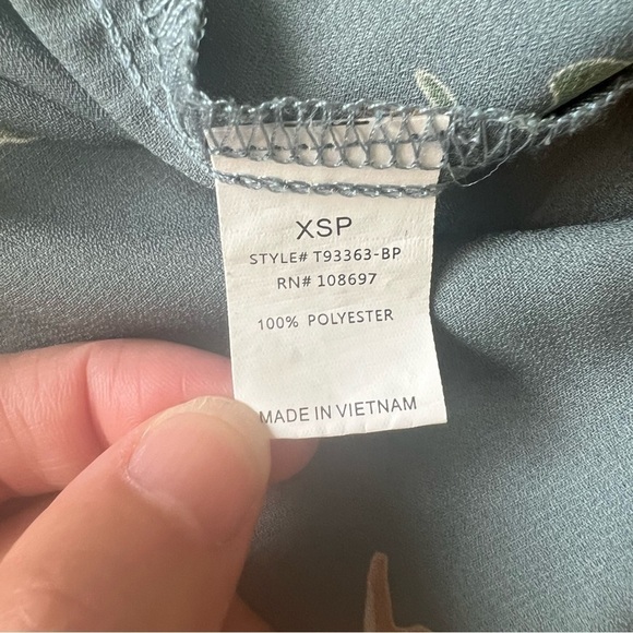 2/$30 Alice Blue Sleeveless Blouse Top Floral Blue and Tan/ Cream SZ XSP - Picture 8 of 10